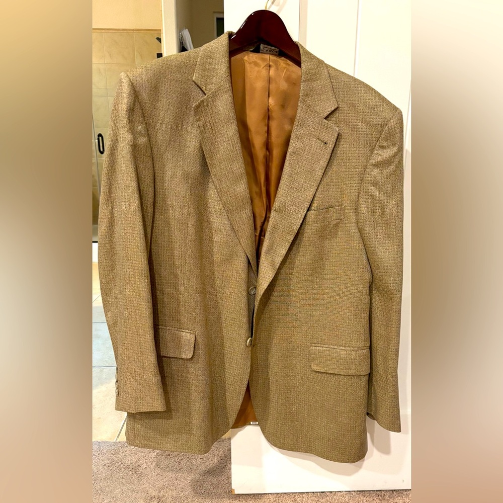 Jos R Bank sport coat size 46r. The color is light beige with gold highlights.